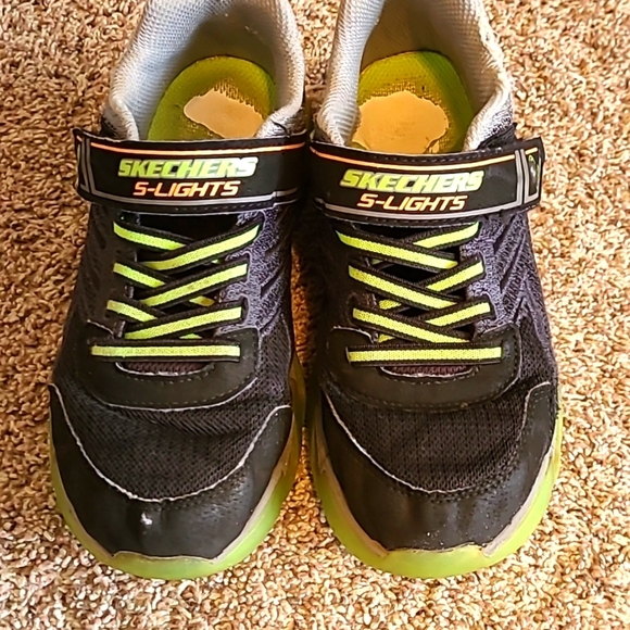 💥3for$12💥 Skechers S-Lights shoes, size 4 - Picture 1 of 7